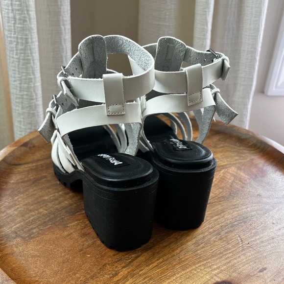 Dirty laundry Fun stuff Chunky strappy heel size 8.5 white black 90s style - Picture 7 of 9